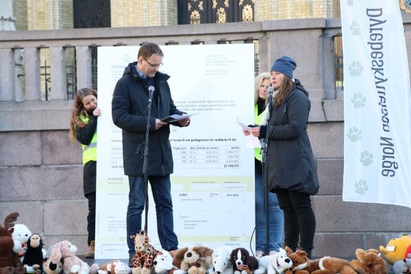 Statssekretær Widar Skogan (KrF) mottar faktura for fjorårets arbeid med hjemløse dyr. Foto: Annette Bjørndalen Søreide.