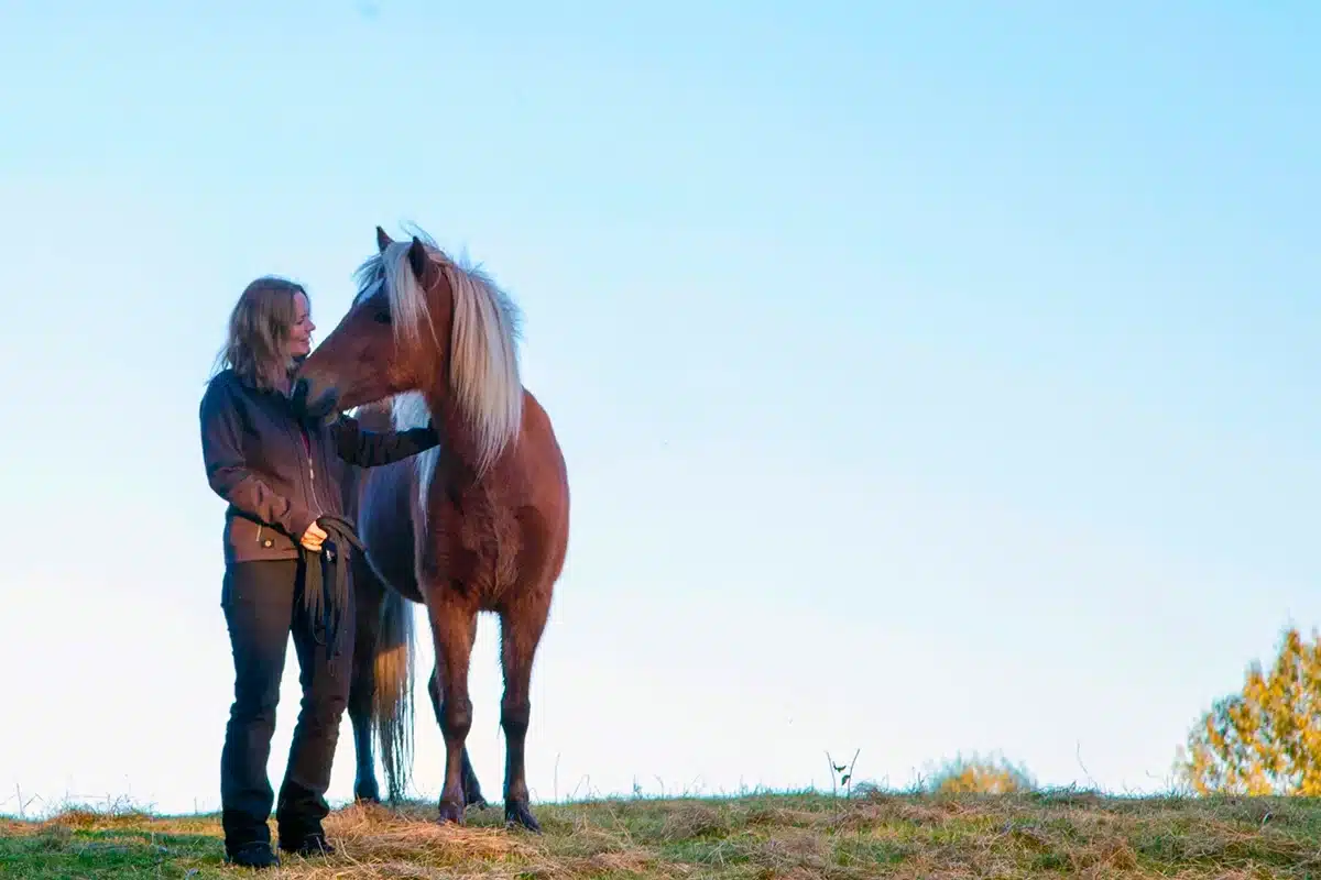 Live Bonnevie sammen med en hest.