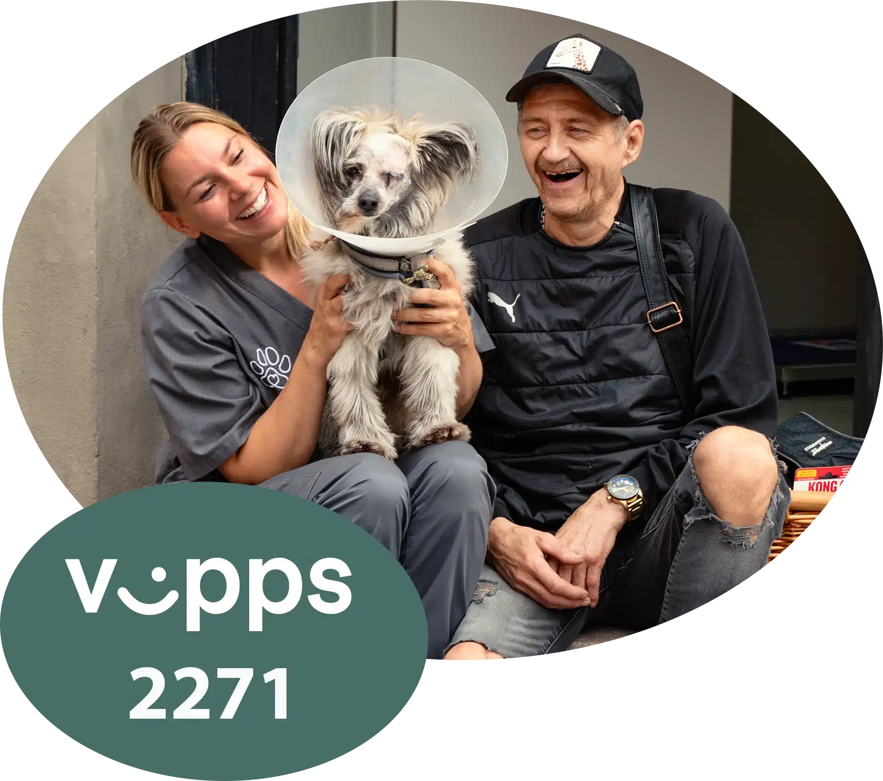 Veterinær ved Lisaklinikken sammen med hund og hundeeier. Støtt Lisaklinikken på Vipps 2271.